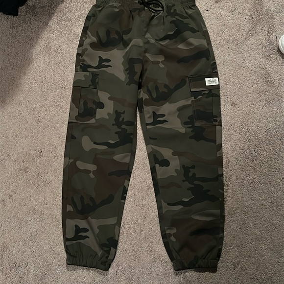 Other - NWOT Camo cargo joggers